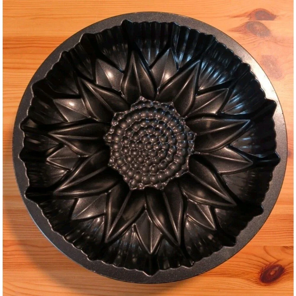 NordicWare SUNFLOWER Bundt Cake Pan Mold 10 Cup Aluminum USA Floral Bakeware